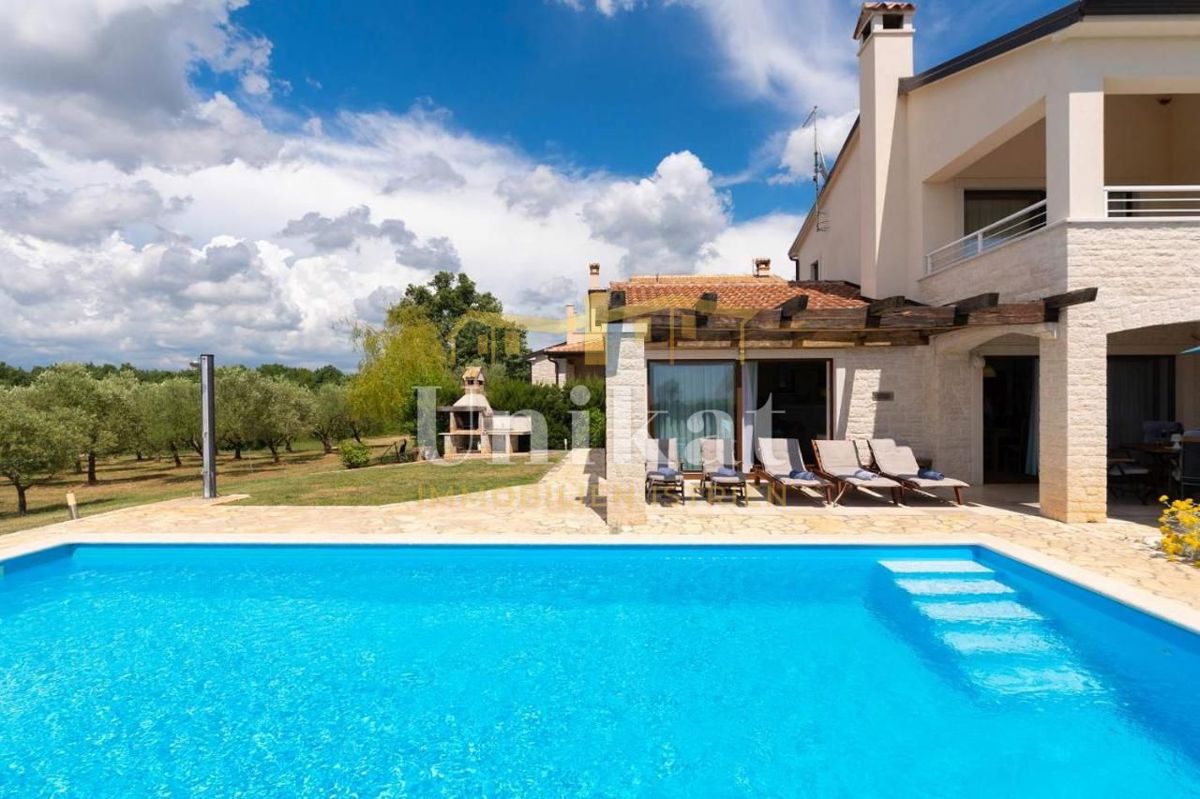 Casa con piscina e vista mare
